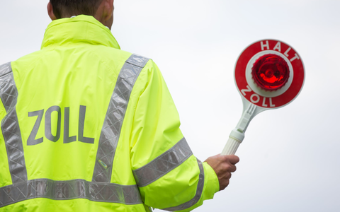 Der Zoll warnt vor illegalen importierten Lebensmitteln (Symbolbild). - Foto: Friso Gentsch/dpa