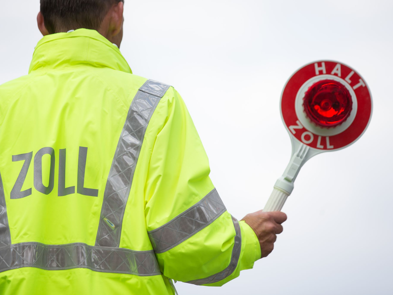 Der Zoll warnt vor illegalen importierten Lebensmitteln (Symbolbild). - Foto: Friso Gentsch/dpa