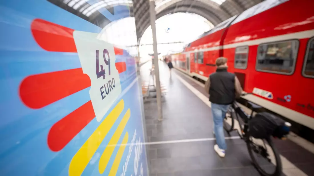 Das Deutschlandticket ist am 01. Mai 2023 an den Start gegangen. - Bild: Sebastian Gollnow/dpa