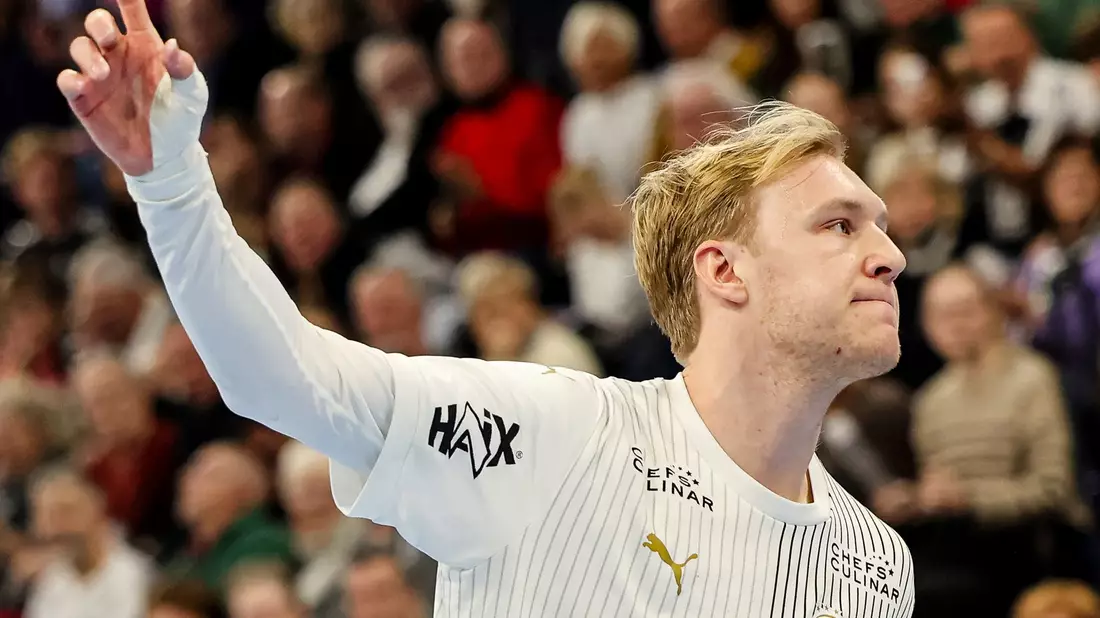 Kiels Eric Johansson jubelt nach einem Tor - gegen Pick Szeged war er acht Mal erfolgreich. - Bild: Frank Molter/dpa