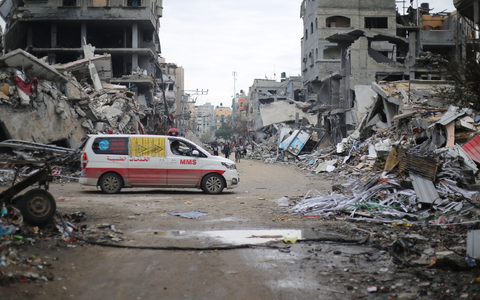 Ein Krankenwagen zwischen Trümmern in Beit Lahia bei Dschabalia im Gazastreifen. - Foto: Mohammed Alaswad/APA Images via ZUMA Press Wire/dpa