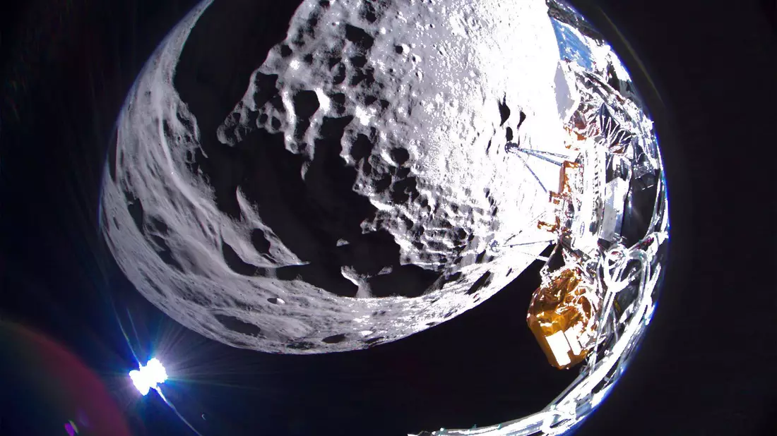 Bild der Odysseus-Mondlandefähre von Intuitive Machines vom Krater Schomberger auf dem Mond. - Bild: -/Intuitive Machines via AP/dpa