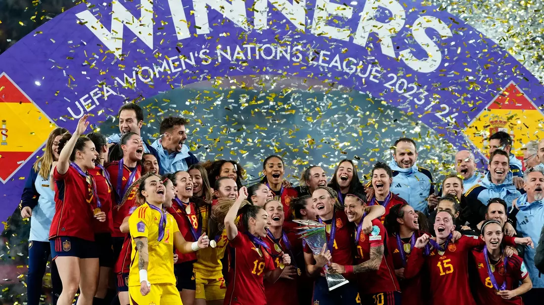 Die Spanierinnen jubeln bei der Siegerehrung mit dem Pokal. - Bild: Jose Breton/AP/dpa