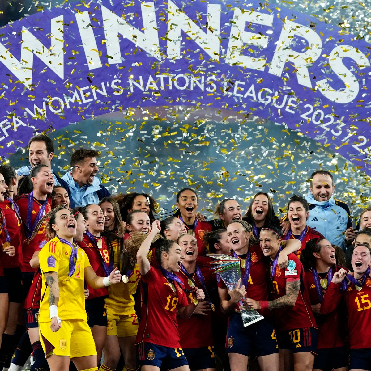 Die Spanierinnen jubeln bei der Siegerehrung mit dem Pokal. - Foto: Jose Breton/AP/dpa