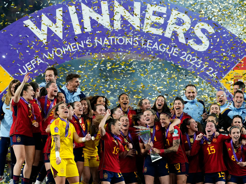 Die Spanierinnen jubeln bei der Siegerehrung mit dem Pokal. - Foto: Jose Breton/AP/dpa