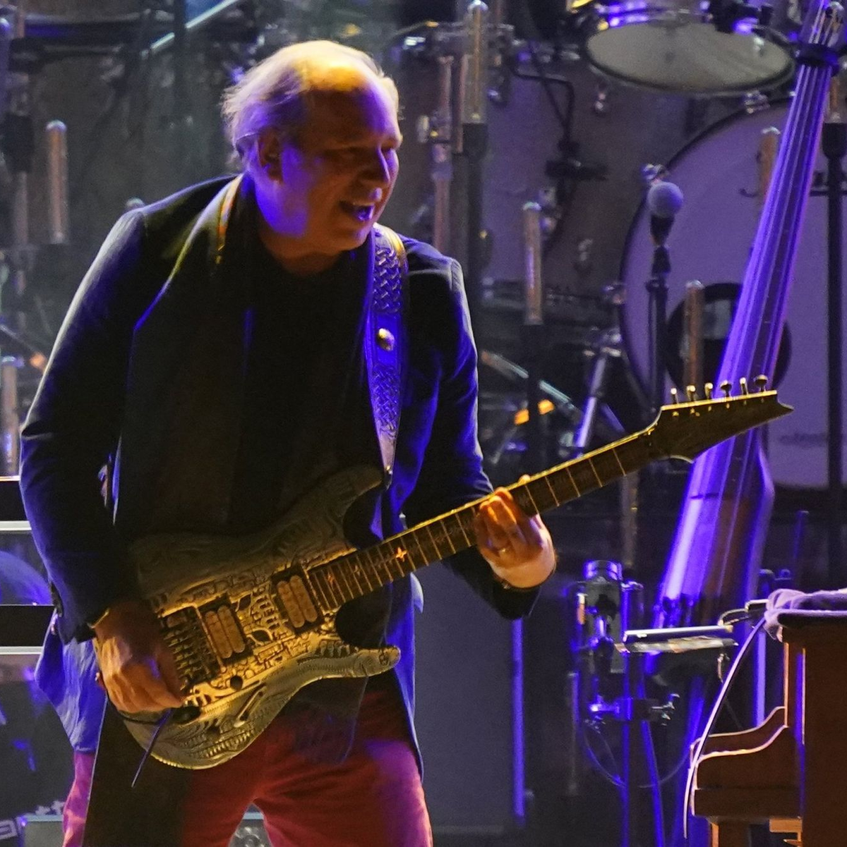 Hans Zimmer steht gemeinsam mit seinen Musikern und dem Odessa Orchestra in Hamburg auf der Bühne. - Foto: Marcus Brandt/dpa