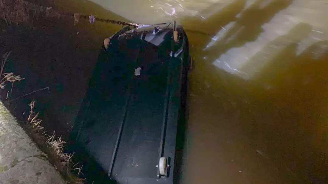 FW Dresden: Feuerwehrboot kentert bei Rettungseinsatz auf der Elbe - Bild: presseportal.de