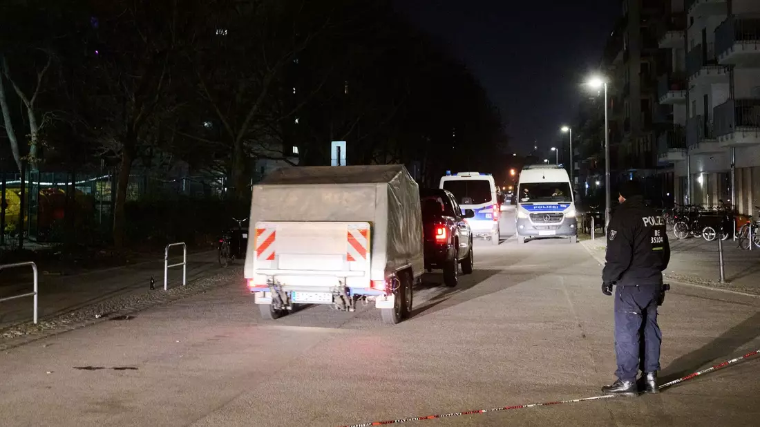 In der Nacht sollte noch ein weiterer, möglicherweise gefährlicher Gegenstand entfernt und andere Gegenstände untersucht werden. - Bild: Annette Riedl/dpa