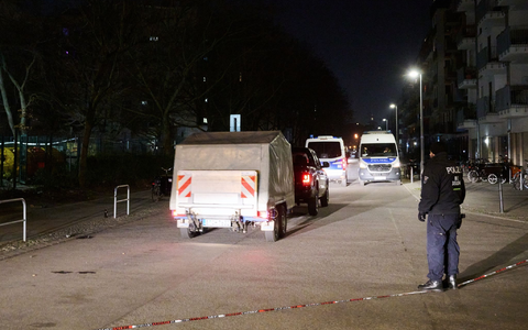 Der Abtransport von gefährlichen Waffen zog sich bis in die Nacht über viele Stunden hin. - Foto: Annette Riedl/dpa