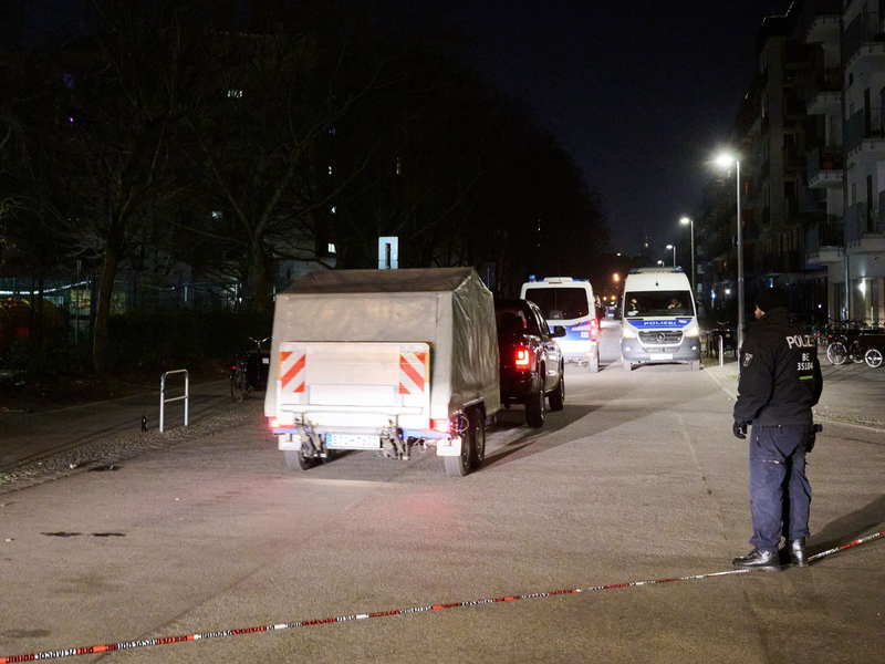 Der Abtransport von gefährlichen Waffen zog sich bis in die Nacht über viele Stunden hin. - Foto: Annette Riedl/dpa