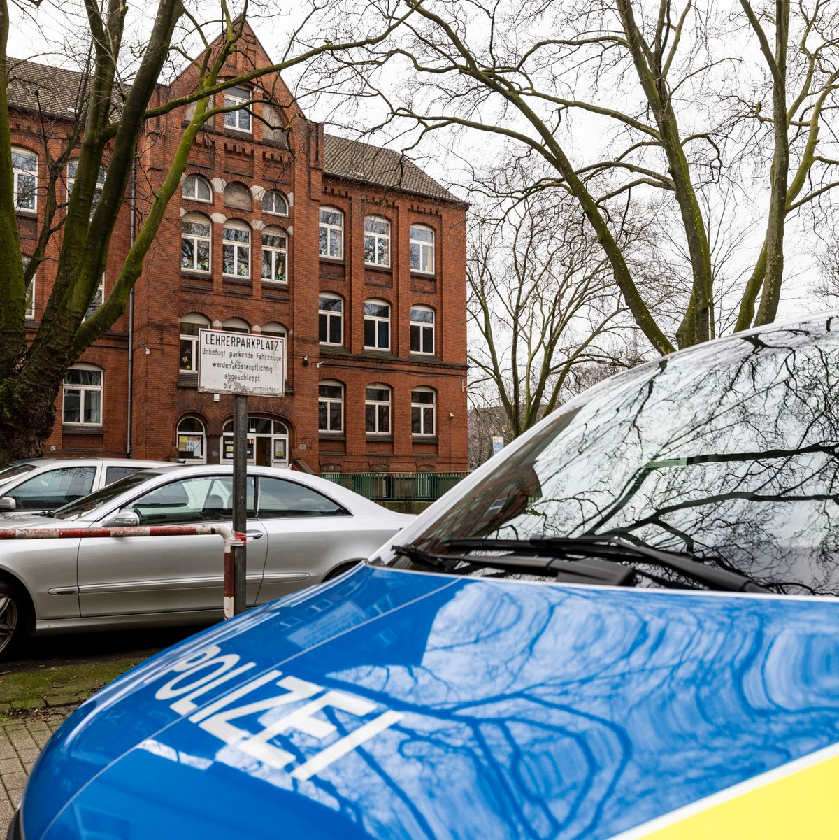 Nach Informationen der dpa stellte die Polizei ein Messer und eine Taschenlampe als Tatwaffen sicher. - Foto: Christoph Reichwein/dpa