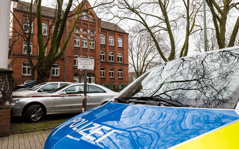 Nach Informationen der dpa stellte die Polizei ein Messer und eine Taschenlampe als Tatwaffen sicher. - Foto: Christoph Reichwein/dpa