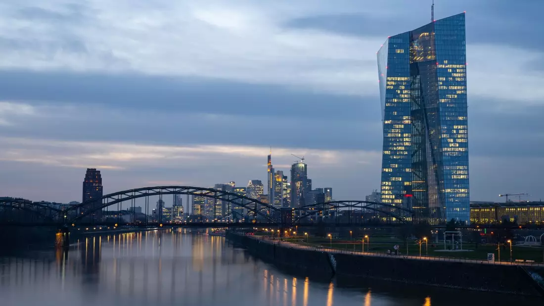 Für die Entscheidung nach der Sommerpause hat sich die EZB alle Türen offengelassen und klare Hinweise vermieden. - Bild: Boris Roessler/dpa