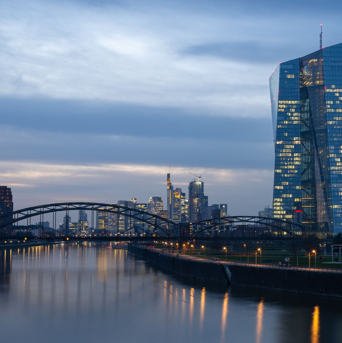 Für die Entscheidung nach der Sommerpause hat sich die EZB alle Türen offengelassen und klare Hinweise vermieden. - Foto: Boris Roessler/dpa