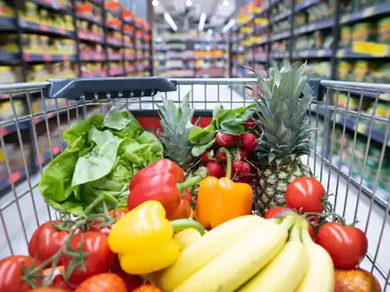 Salatgurken gehören zu den beliebtesten Gemüsesorten in Deutschland. (Symbolbild) - Foto: Sebastian Kahnert/dpa