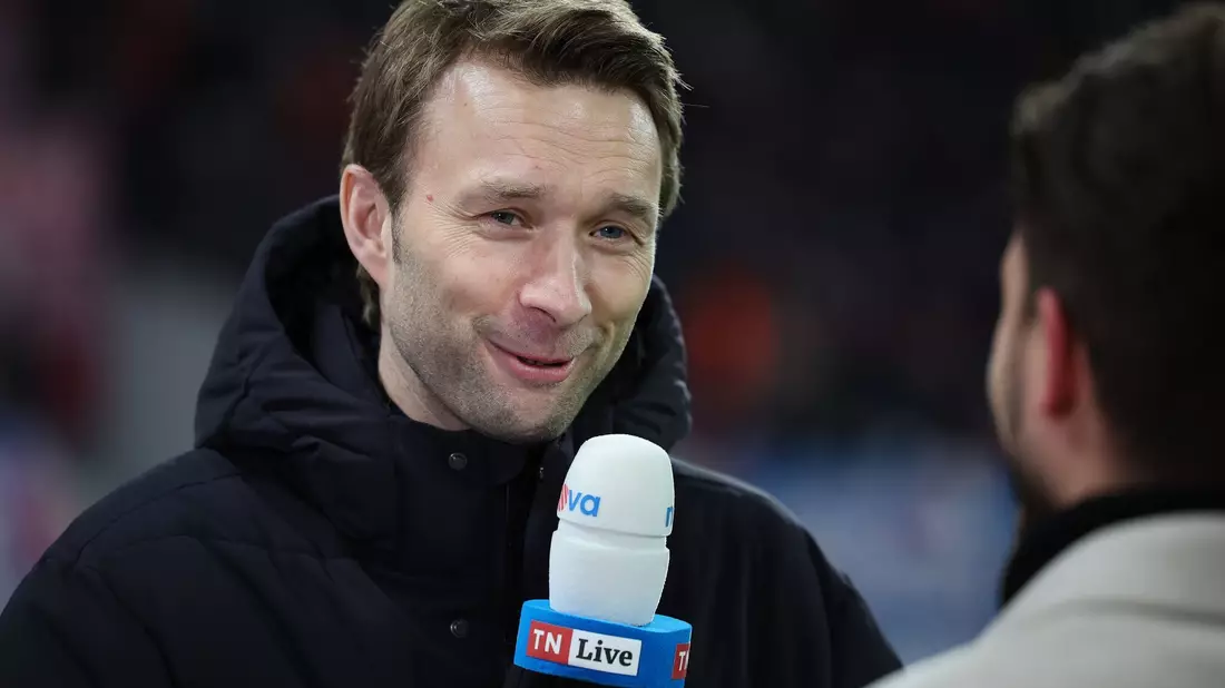 Leverkusens Geschäftsführer Simon Rolfes geht entspannt mit den Spekulationen um seinen Chefcoach Xabi Alonso um. - Bild: Jan Woitas/dpa