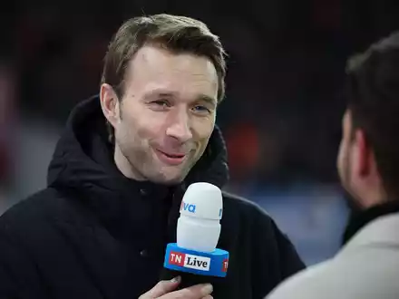 Leverkusens Geschäftsführer Simon Rolfes geht entspannt mit den Spekulationen um seinen Chefcoach Xabi Alonso um. - Foto: Jan Woitas/dpa