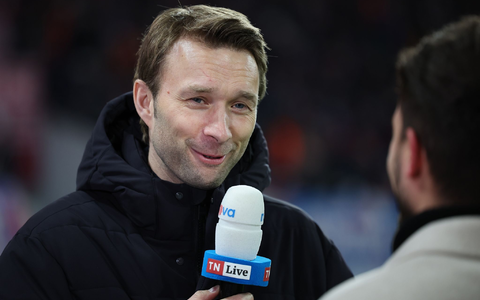 Leverkusens Geschäftsführer Simon Rolfes geht entspannt mit den Spekulationen um seinen Chefcoach Xabi Alonso um. - Foto: Jan Woitas/dpa