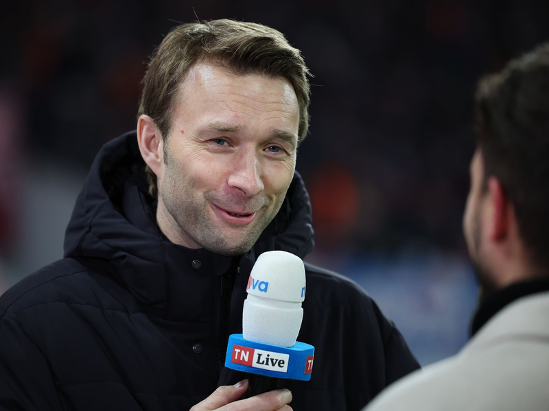 Leverkusens Geschäftsführer Simon Rolfes geht entspannt mit den Spekulationen um seinen Chefcoach Xabi Alonso um. - Foto: Jan Woitas/dpa