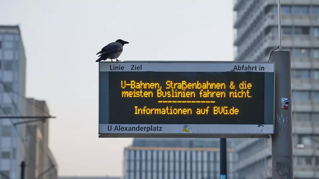 Eine Anzeigetafel einer Tramstation am Berliner Alexanderplatz macht auf den ganztägigen Warnstreik aufmerksam. - Bild: Jörg Carstensen/dpa