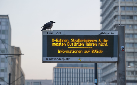 Eine Anzeigetafel einer Tramstation am Berliner Alexanderplatz macht auf den ganztägigen Warnstreik aufmerksam. - Foto: Jörg Carstensen/dpa