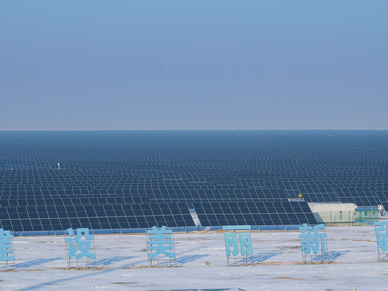 Ein Photovoltaik-Energieprojekt in der Autonomen Präfektur Changhi der Hui. - Foto: Zhang Cheng/XinHua/dpa