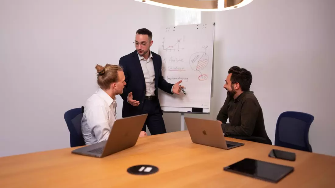Rafail Ioannidis von der Apiron Agency GmbH: Warum AZAV-Bildungsträger die Digitalisierung immer noch vor sich herschieben - Bild: presseportal.de