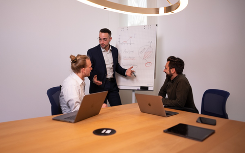 Rafail Ioannidis von der Apiron Agency GmbH: Warum AZAV-Bildungsträger die Digitalisierung immer noch vor sich herschieben - Foto: presseportal.de