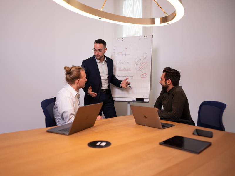 Rafail Ioannidis von der Apiron Agency GmbH: Warum AZAV-Bildungsträger die Digitalisierung immer noch vor sich herschieben - Foto: presseportal.de