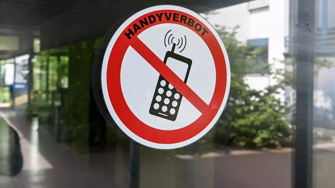 Nach einer aktuellen Befragung sprechen sich 66 Prozent der Menschen in Deutschland dafür aus, dass Handys an Schulen definitiv oder eher verboten werden sollten. - Bild: Jens Kalaene/dpa
