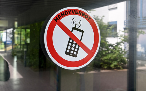 Nach einer aktuellen Befragung sprechen sich 66 Prozent der Menschen in Deutschland dafür aus, dass Handys an Schulen definitiv oder eher verboten werden sollten. - Foto: Jens Kalaene/dpa Nach einer aktuellen Befragung sprechen sich 66 Prozent der Menschen in Deutschland dafür aus, dass Handys an Schulen definitiv oder eher verboten werden sollten. - Foto: Jens Kalaene/dpa
