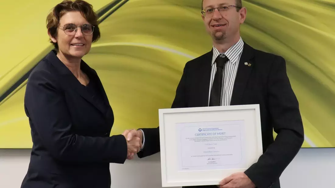 HZA-LA: Weltzolltag 2024 Landshuter Zollbeamter erhält Auszeichnung für besondere Verdienste - Bild: presseportal.de