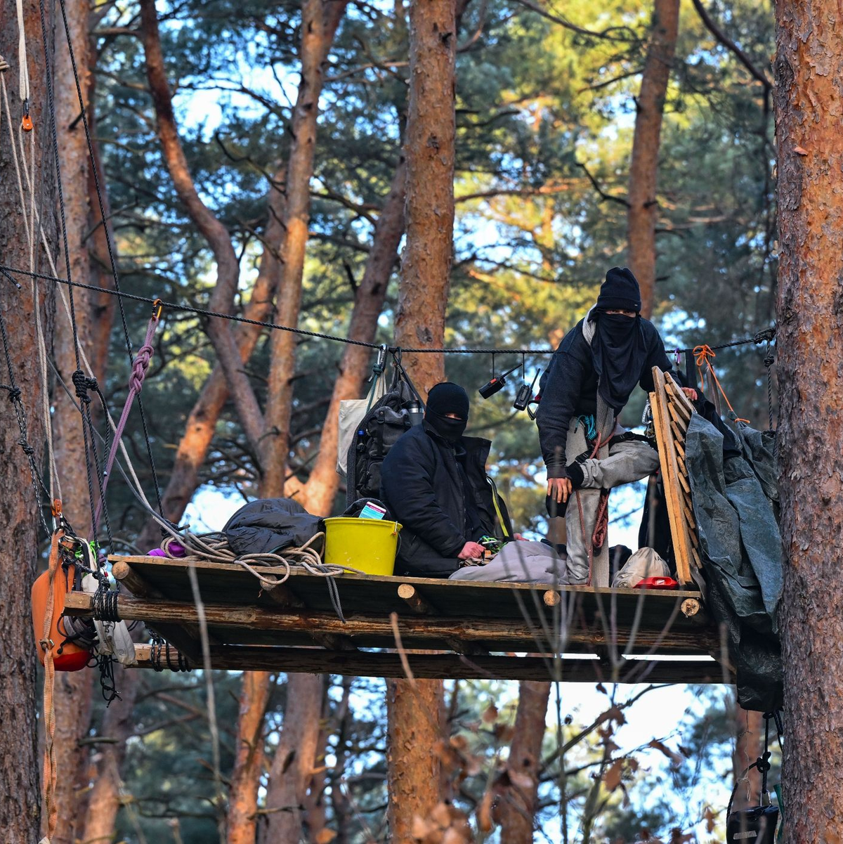 Die Aktivisten haben angekündigt, dass die Besetzung nahe dem Bahnhof Fangschleuse für unbestimmte Zeit geplant sei. - Foto: Patrick Pleul/dpa