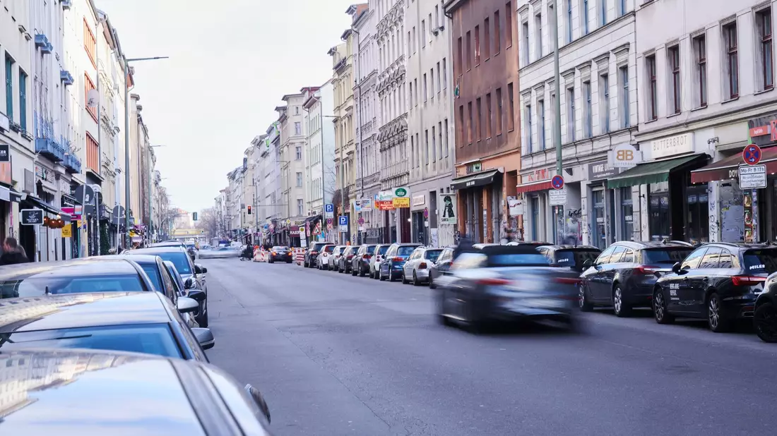 Oranienstraße in Kreuzberg: «Damn it. Heute wurde in Berlin eine Genossin nach 30 Jahren Untergrund festgenommen.» - Bild: Annette Riedl/dpa