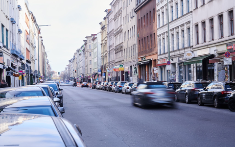 Oranienstraße in Kreuzberg: «Damn it. Heute wurde in Berlin eine Genossin nach 30 Jahren Untergrund festgenommen.» - Foto: Annette Riedl/dpa Oranienstraße in Kreuzberg: «Damn it. Heute wurde in Berlin eine Genossin nach 30 Jahren Untergrund festgenommen.» - Foto: Annette Riedl/dpa