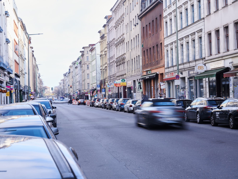 Oranienstraße in Kreuzberg: «Damn it. Heute wurde in Berlin eine Genossin nach 30 Jahren Untergrund festgenommen.» - Foto: Annette Riedl/dpa