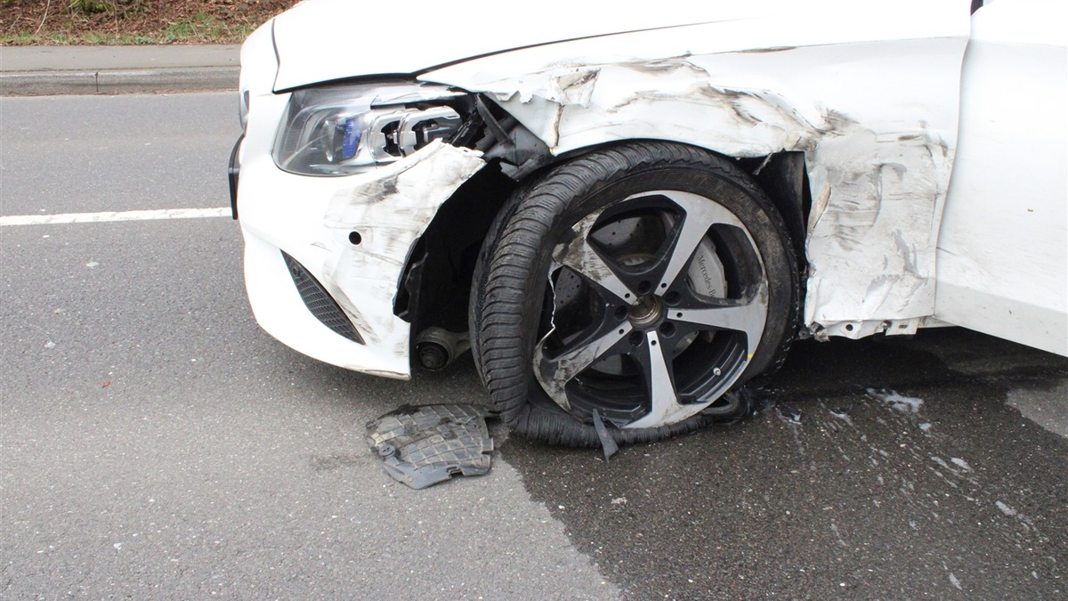 POL-RBK: Overath - Pkw-Fahrerin kollidiert mit entgegenkommendem Lkw - Foto: presseportal.de