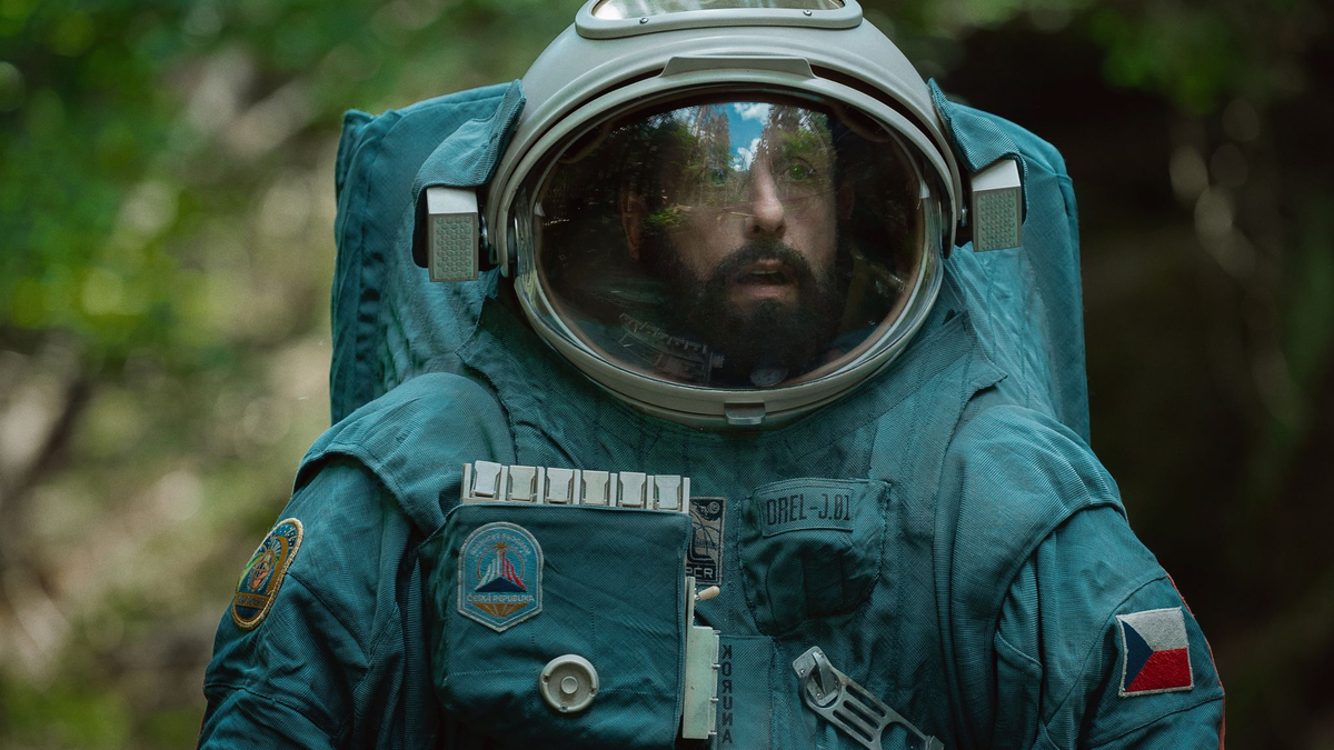 Adam Sandler als Kosmonaut Jakub in dem Netflixfilm «Spaceman». - Foto: Cr. Courtesy/Netflix © 2023/dpa