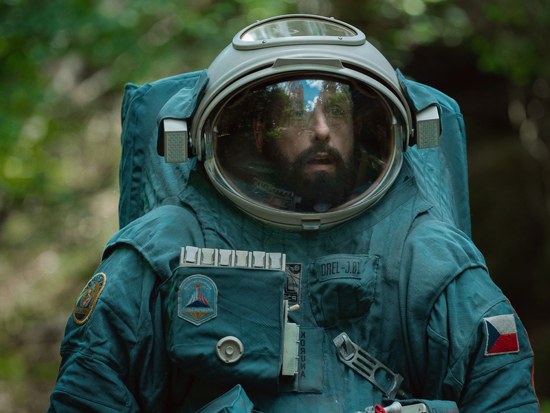Adam Sandler als Kosmonaut Jakub in dem Netflixfilm «Spaceman». - Foto: Cr. Courtesy/Netflix © 2023/dpa