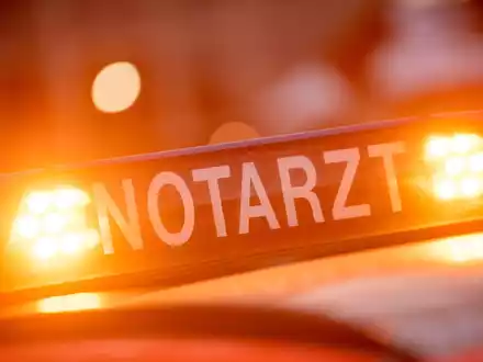 Eine Zirkusakrobatin ist während einer Vorstellung etwa sechs Meter tief gestürzt. Es besteht Lebensgefahr. (Symbolbild) - Foto: Lino Mirgeler/dpa