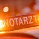 Das Auto prallte frontal gegen einen Baum. (Symbolfoto) - Bild: Lino Mirgeler/dpa