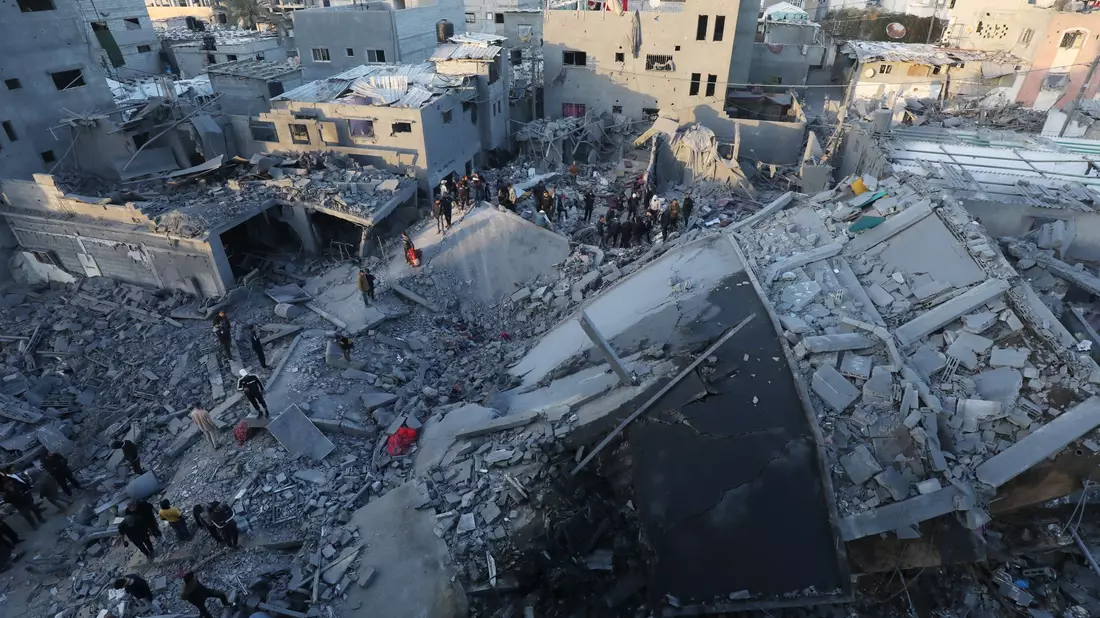 Menschen begutachten Schäden und bergen in den Trümmern Gegenstände aus ihren Häusern nach israelischen Luftangriffen. - Bild: Omar Ashtawy/APA/ZUMA/dpa