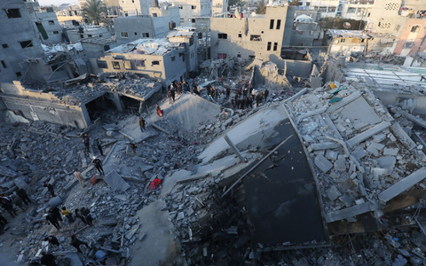 Menschen begutachten Schäden und bergen in den Trümmern Gegenstände aus ihren Häusern nach israelischen Luftangriffen. - Foto: Omar Ashtawy/APA/ZUMA/dpa