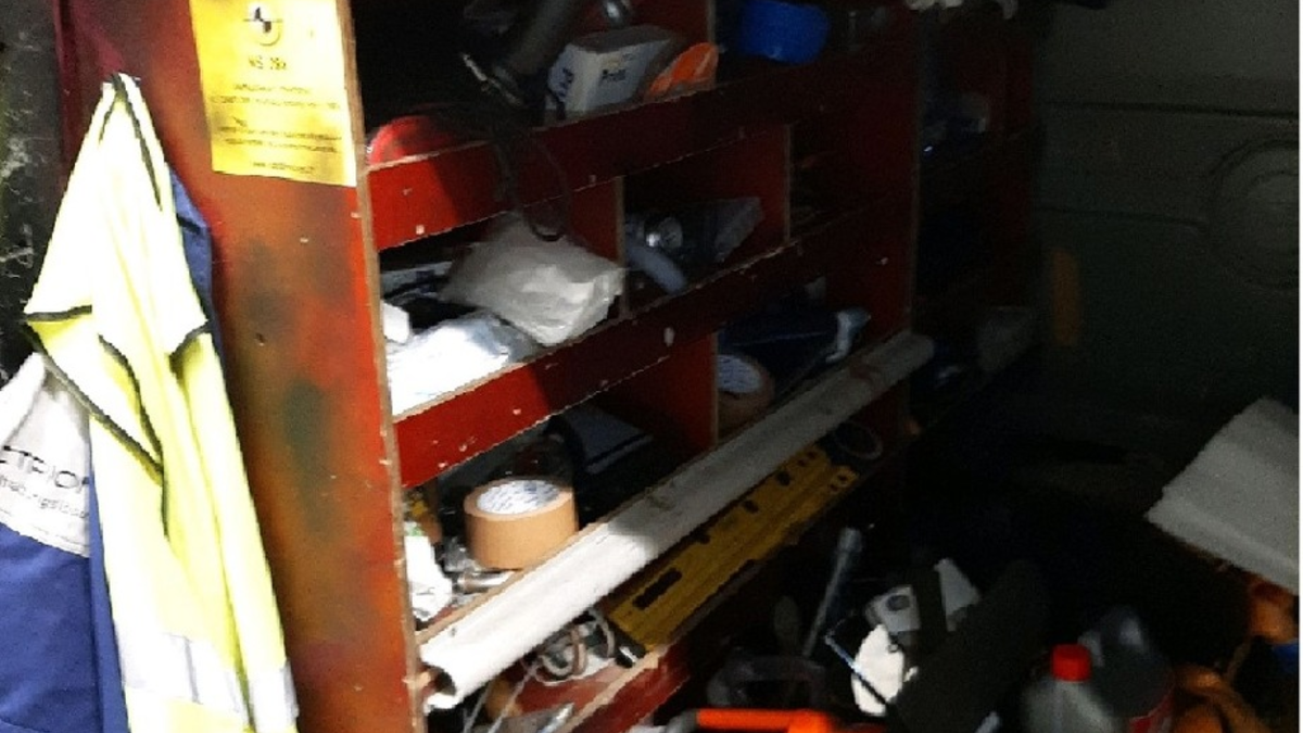 HZA-DD: Zigaretten hinter Seitenverkleidung verbaut/ Zoll stellt über 62.000 Zigaretten sicher - Foto: presseportal.de