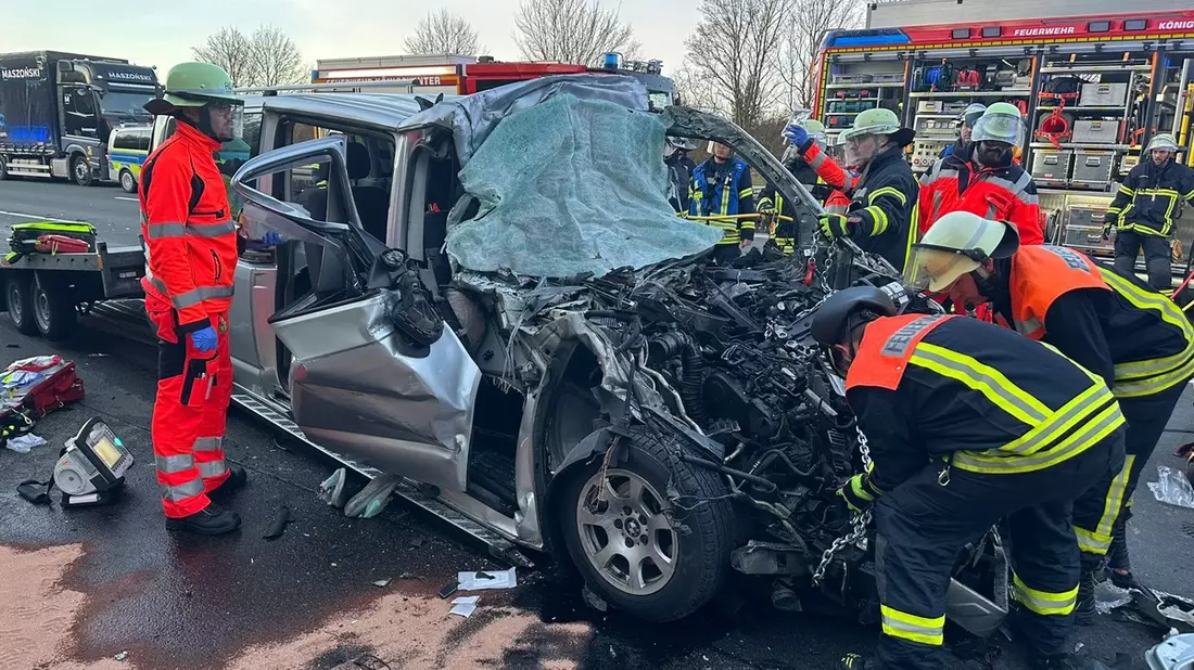 FW Königswinter: Zwei Schwerstverletzte nach Verkehrsunfall auf Autobahn A3 - Feuerwehr rettet eingeklemmten Fahrer - Bild: presseportal.de