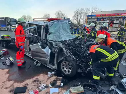 FW Königswinter: Zwei Schwerstverletzte nach Verkehrsunfall auf Autobahn A3 - Feuerwehr rettet eingeklemmten Fahrer - Foto: presseportal.de