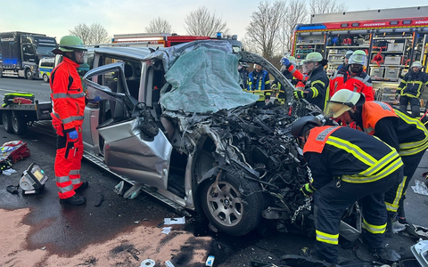 FW Königswinter: Zwei Schwerstverletzte nach Verkehrsunfall auf Autobahn A3 - Feuerwehr rettet eingeklemmten Fahrer - Foto: presseportal.de