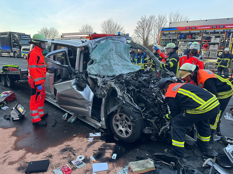 FW Königswinter: Zwei Schwerstverletzte nach Verkehrsunfall auf Autobahn A3 - Feuerwehr rettet eingeklemmten Fahrer - Foto: presseportal.de