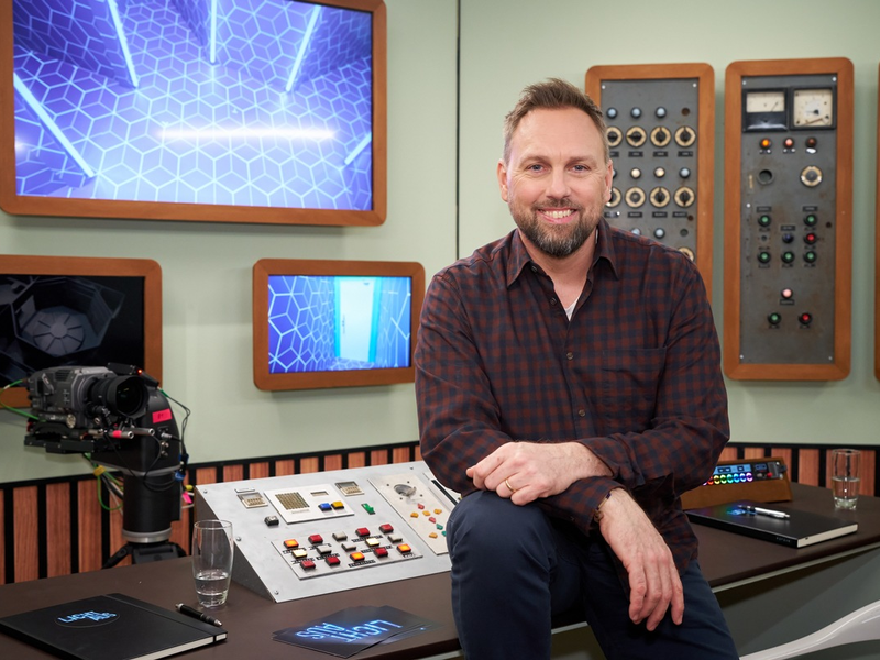 Prime Video startet die Dreharbeiten zu Licht Aus: Steven Gätjen im Control Room, acht Prominente in absoluter Dunkelheit - Foto: presseportal.de