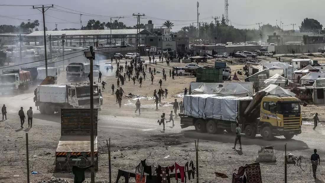 Lastwagen mit Hilfsgütern fahren in den Gazastreifen ein - die humanitäre Lage ist laut Hilfsorganisationen katastrophal (Archivbild). - Bild: Abed Rahim Khatib/dpa